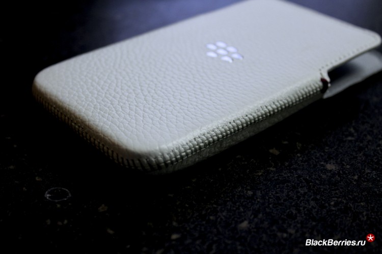 BlackBerry-Z30-Leather-Pocket-white-3