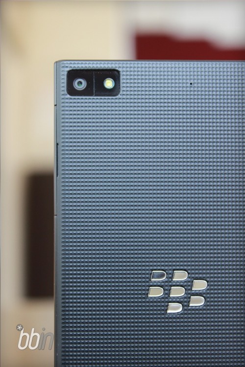 BlackBerry-Z3_back_lens