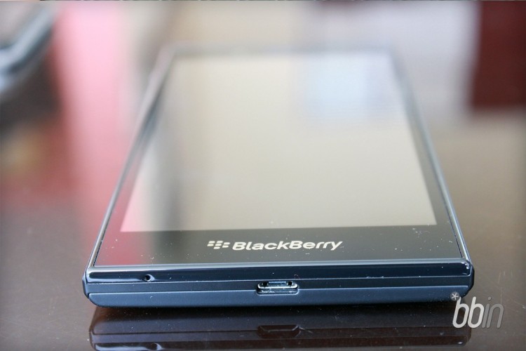 BlackBerry-Z3_bottom