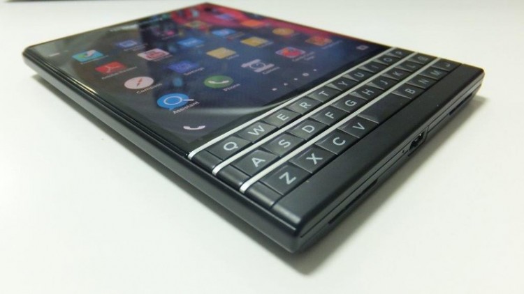 BlackBerry-Passport-Black-4