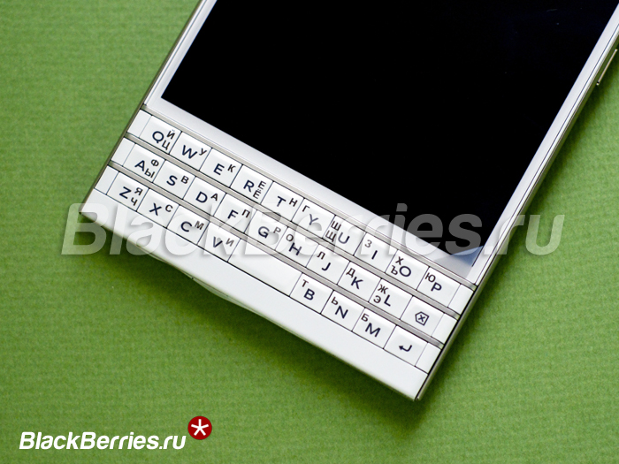 BlackBerry-Passport-White-01