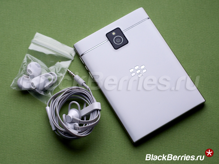 BlackBerry-Passport-White-17
