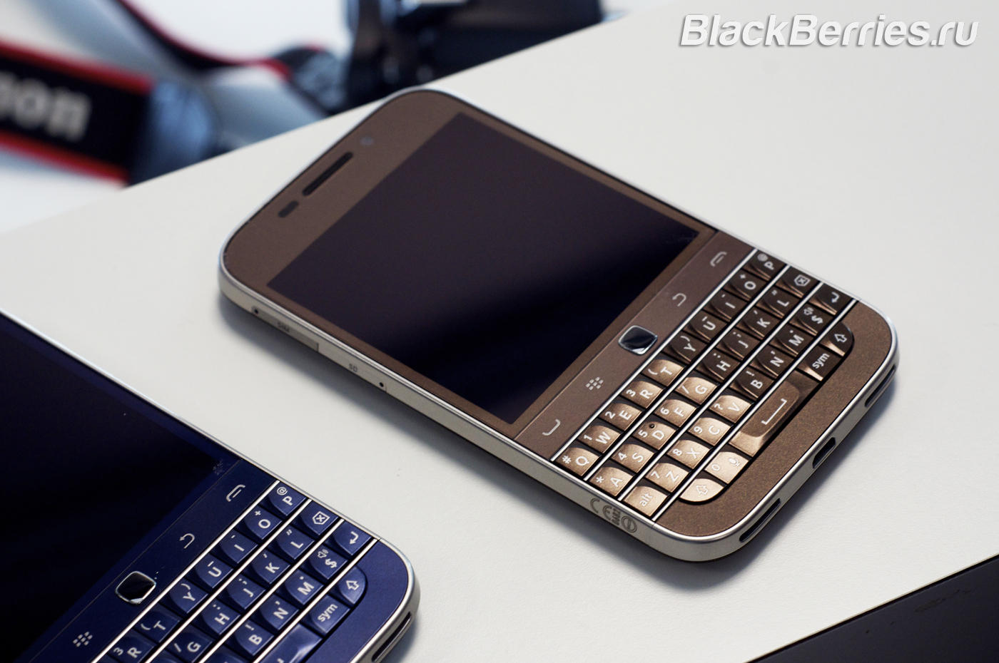 BlackBerry-Classic-White-Blue-Bronze-02