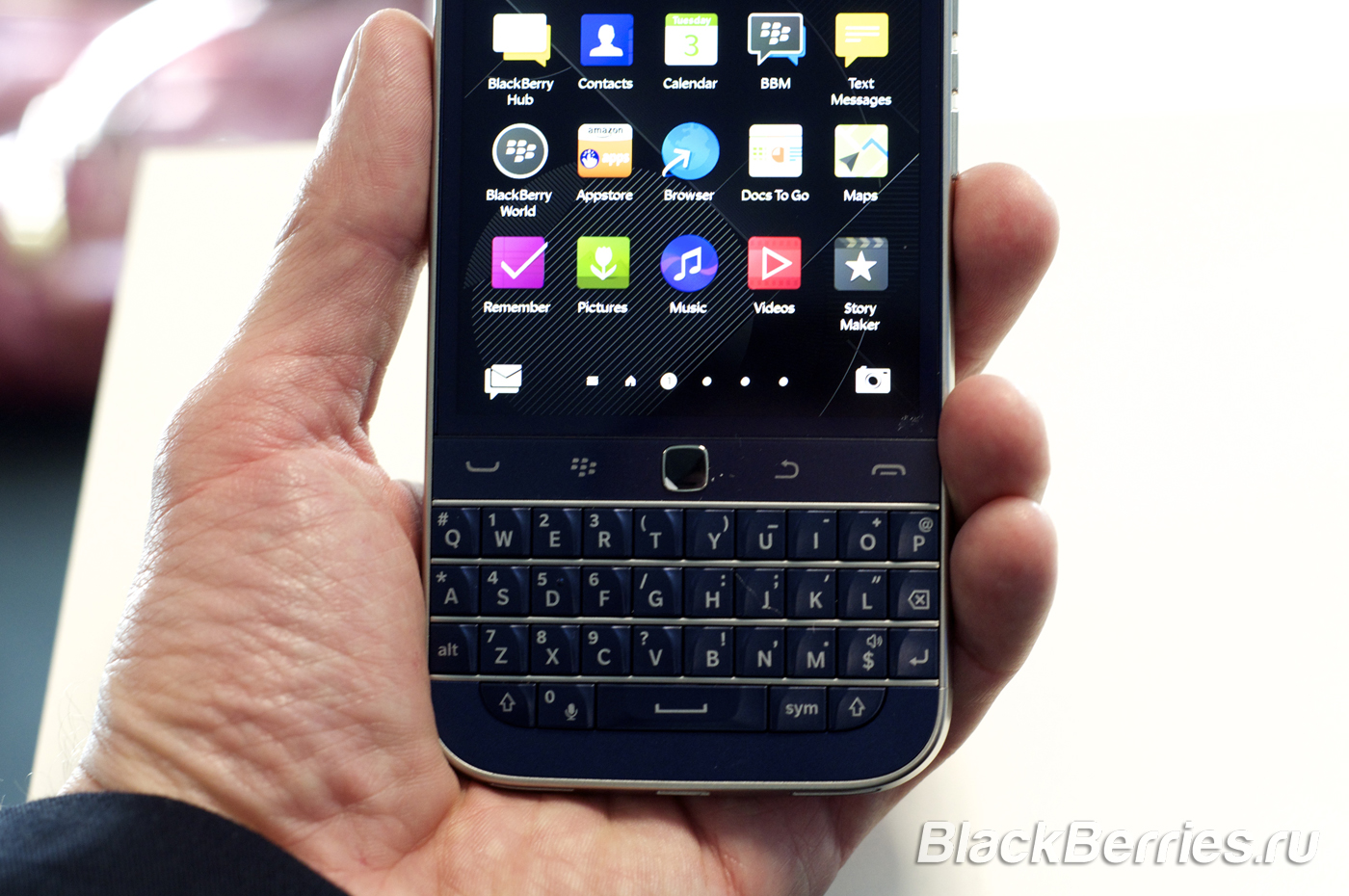 BlackBerry-Classic-White-Blue-Bronze-03