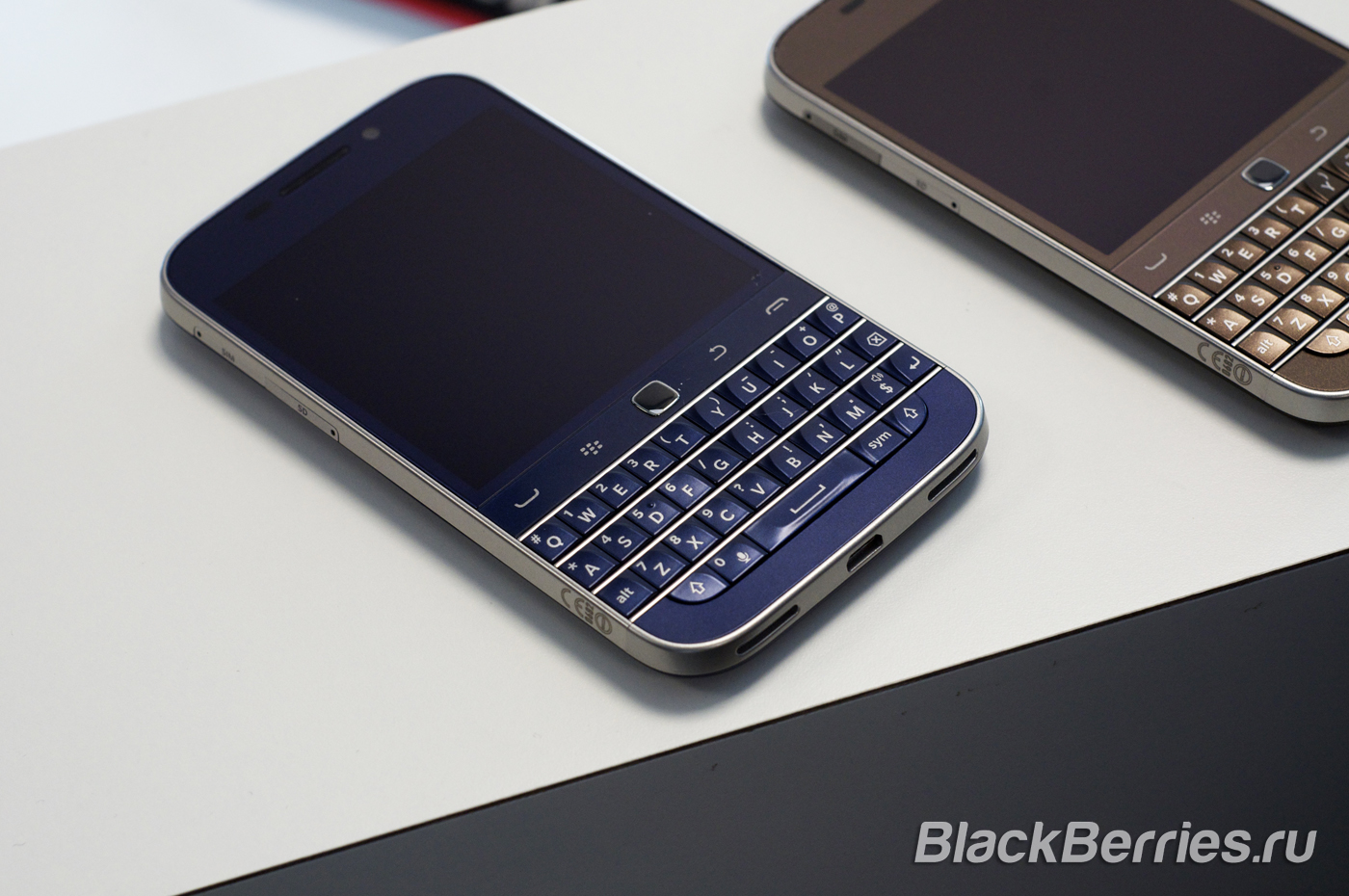 BlackBerry-Classic-White-Blue-Bronze-04