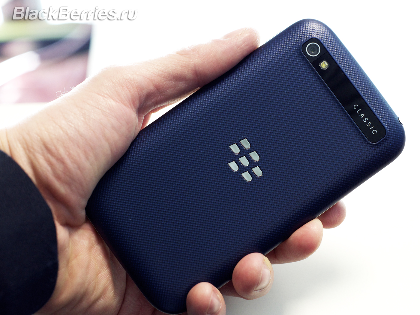 BlackBerry-Classic-White-Blue-Bronze-06