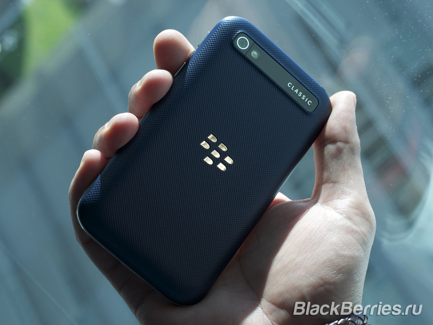 BlackBerry-Classic-White-Blue-Bronze-10