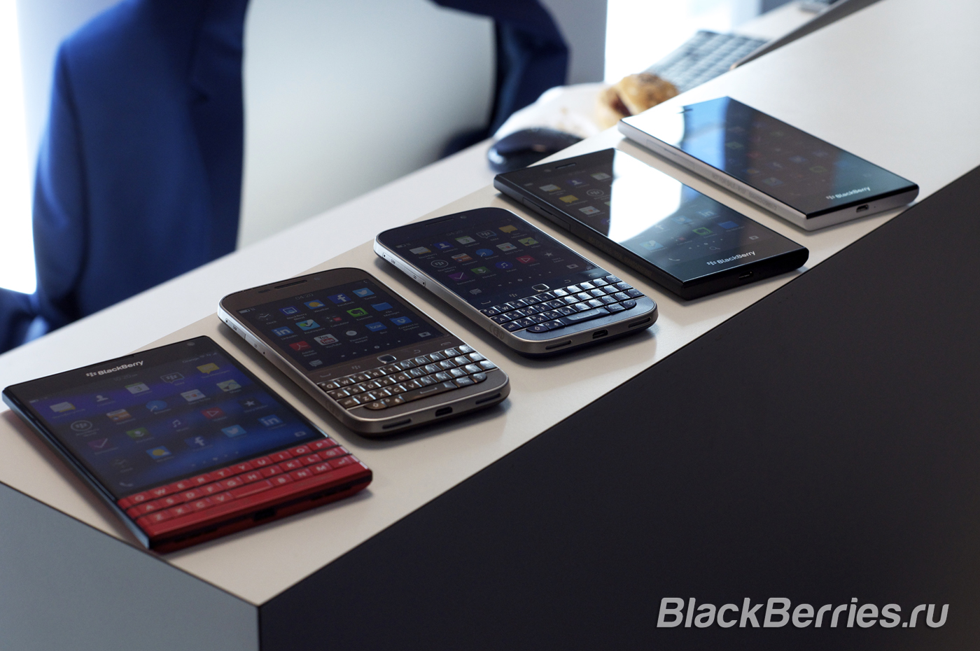 BlackBerry-Classic-White-Blue-Bronze-12