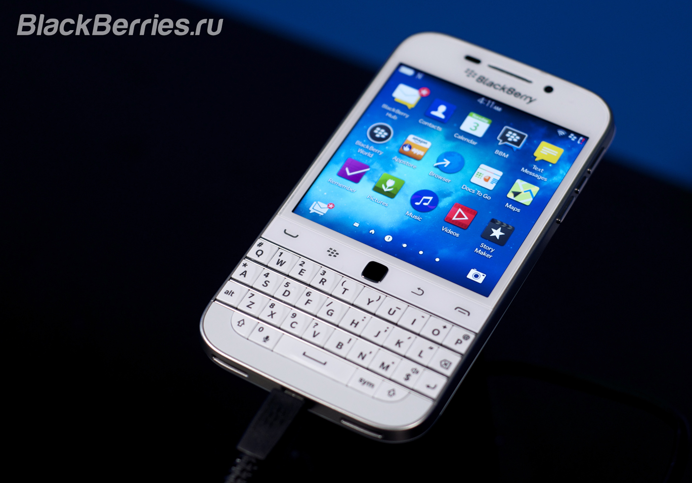 BlackBerry-Classic-White-Blue-Bronze-13