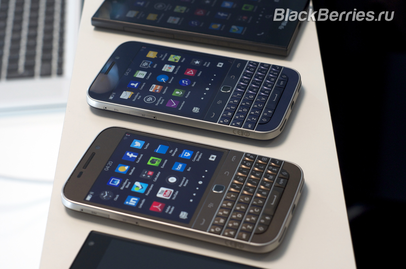 BlackBerry-Classic-White-Blue-Bronze-18