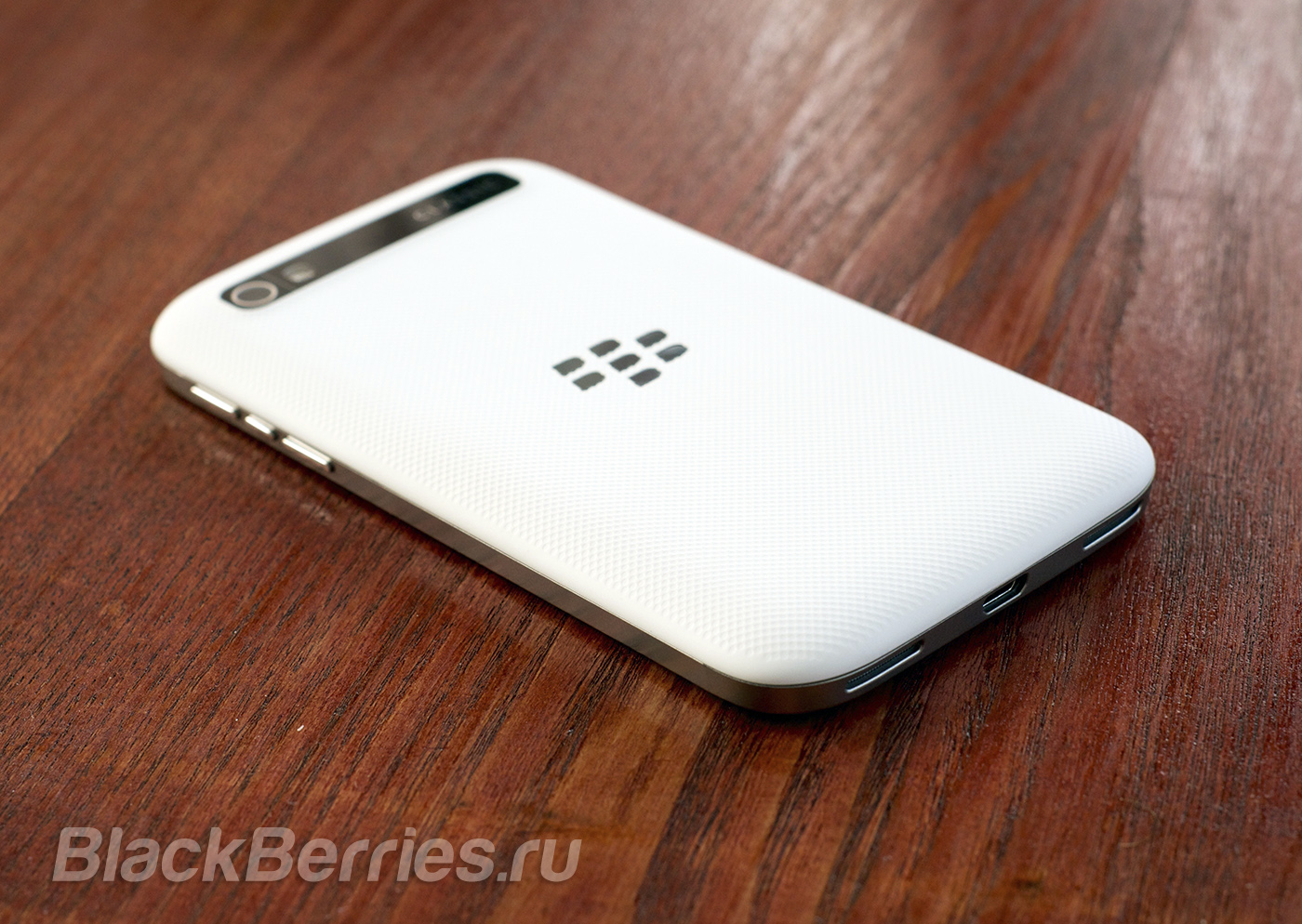 BlackBerry-Classic-White-21