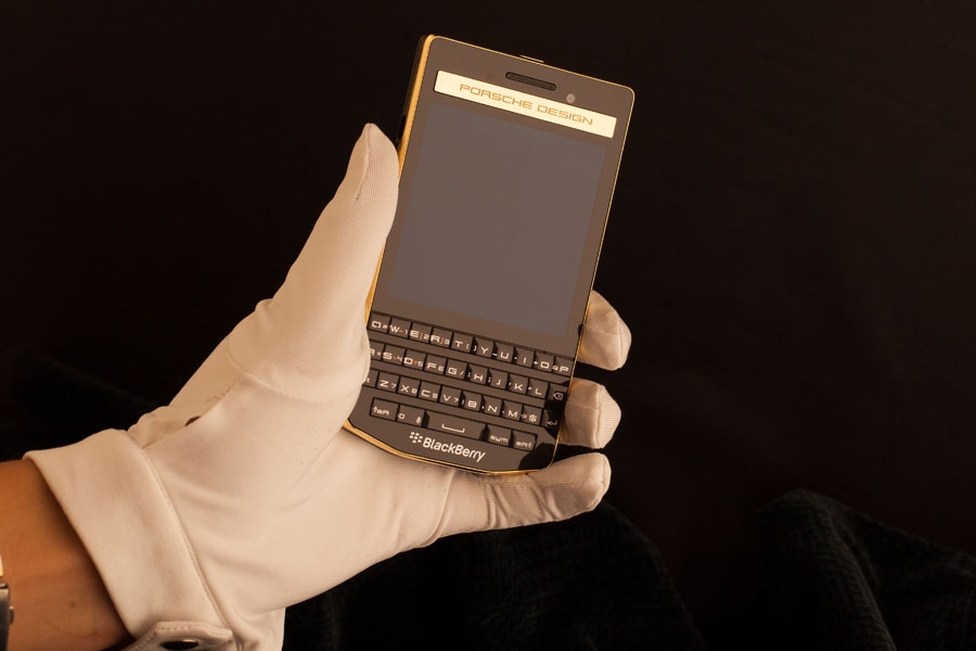BlackBerry-P9983-Gold-8