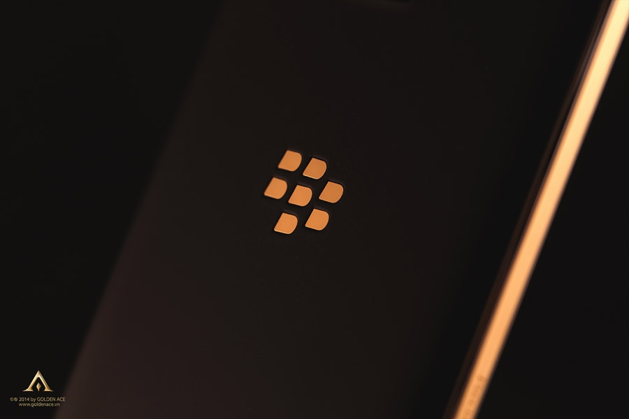 BlackBerry-Passport-Gold-3