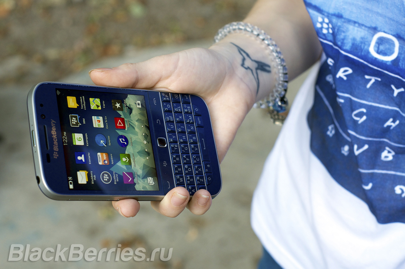 BlackBerry-Classic-Blue-Rus-4