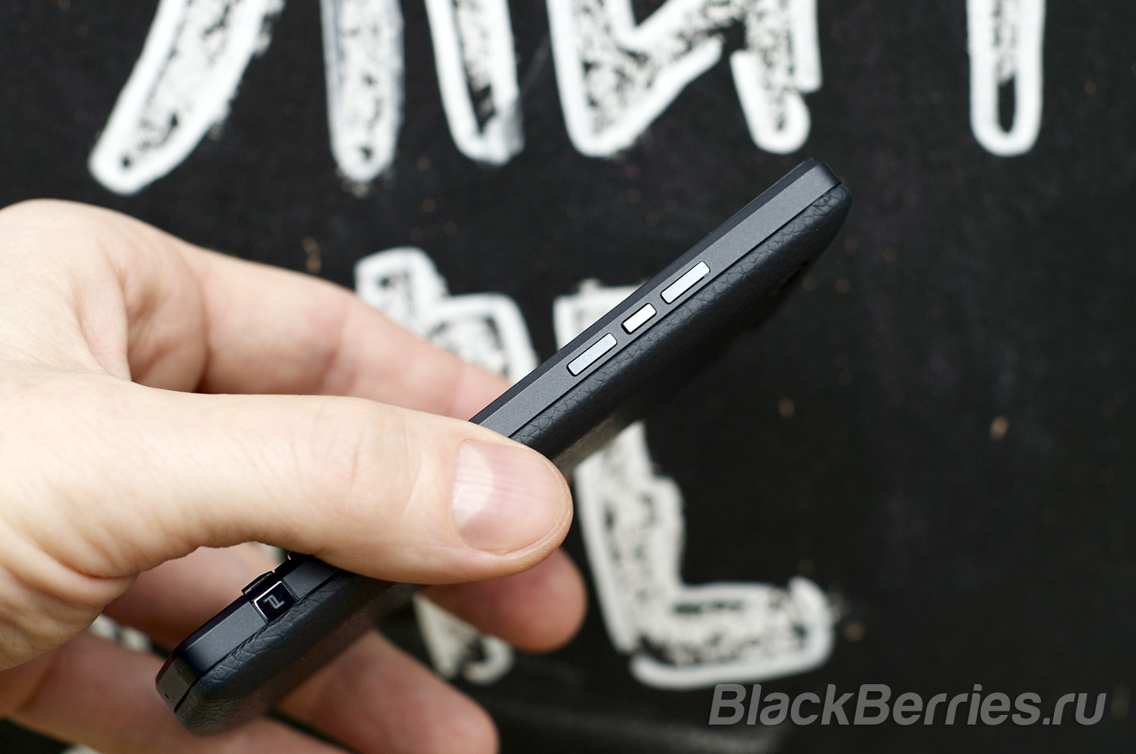 BlackBerry-P9983-Graphite-RUS-8