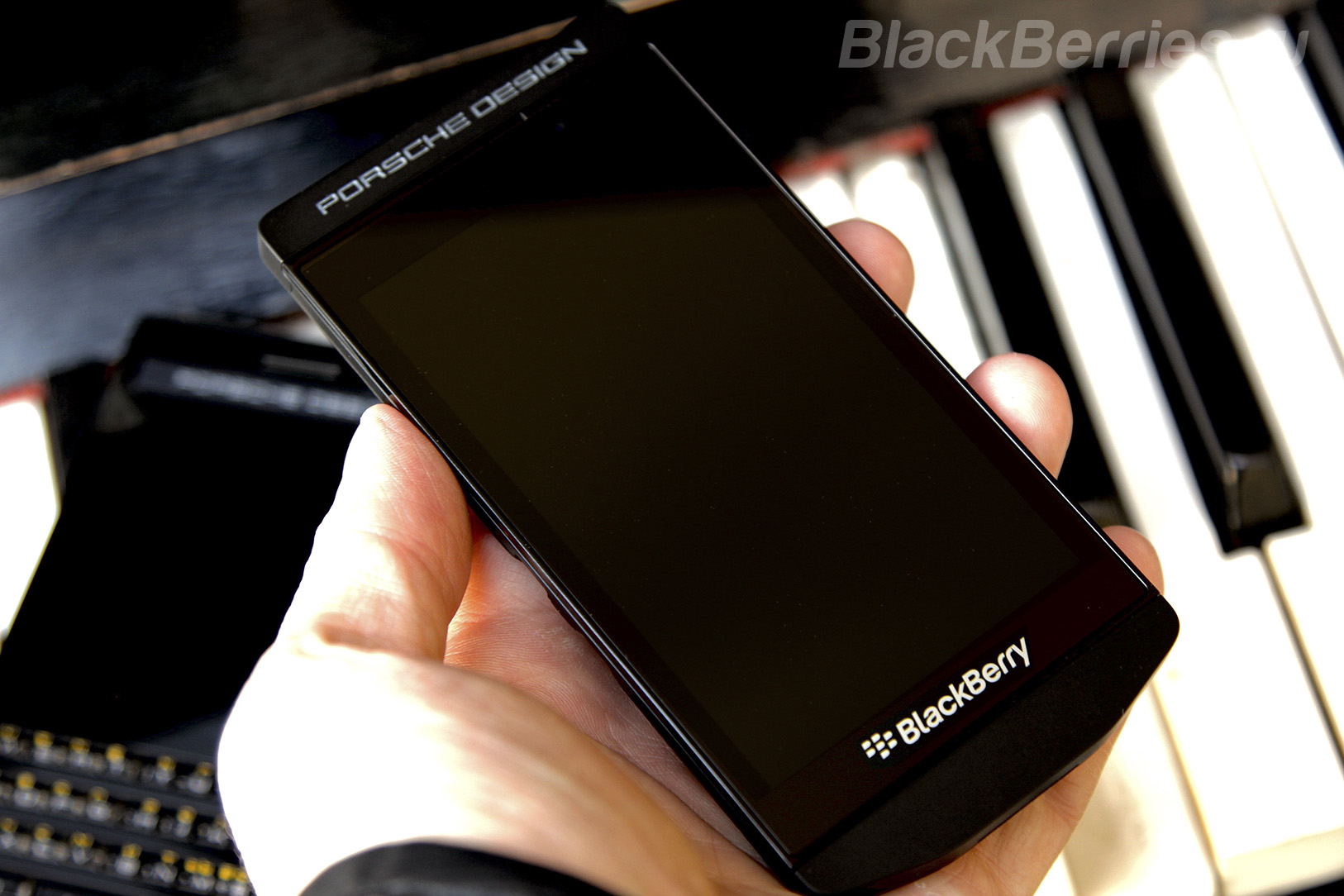 BlackBerry-Porsche-Design-P9983-P9982-Graphite-5